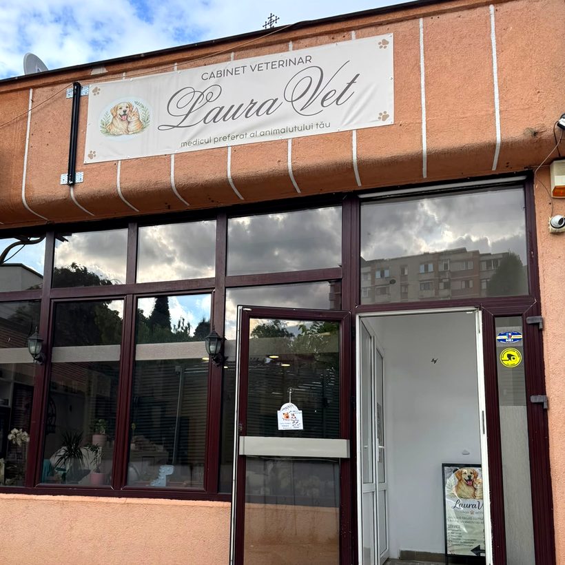 Fațada Cabinetului Veterinar LauraVet din Botoșani, cu firma și intrarea