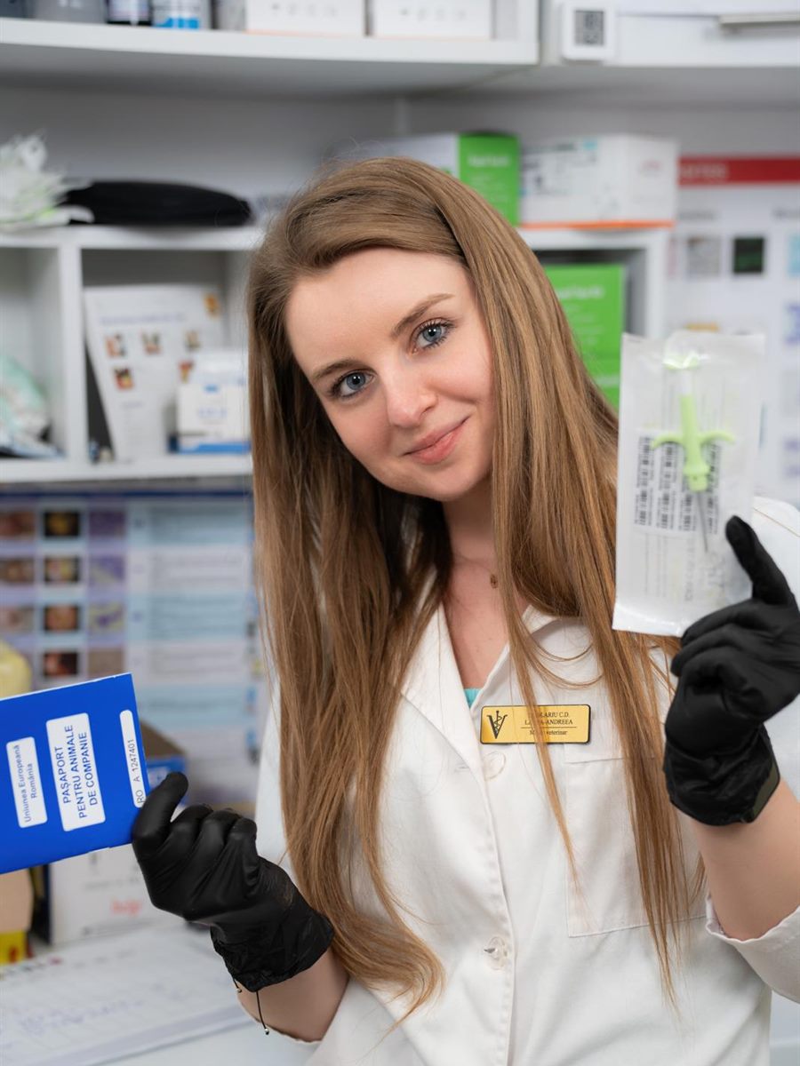 Pașaport pentru animale de companie și aplicator de microcip la cabinetul LauraVet