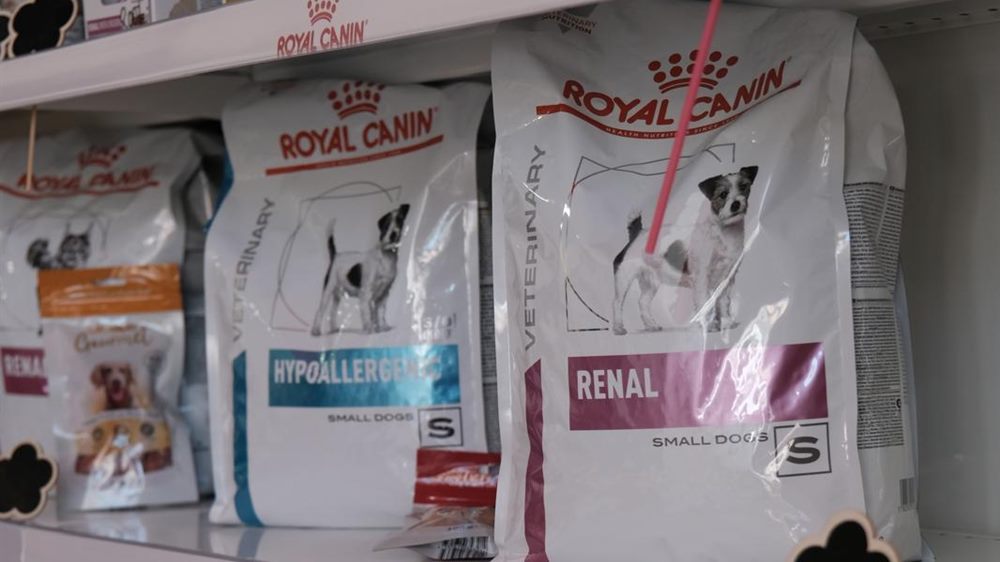 Rafturi cu diete veterinare Royal Canin în pet shop-ul cabinetului LauraVet